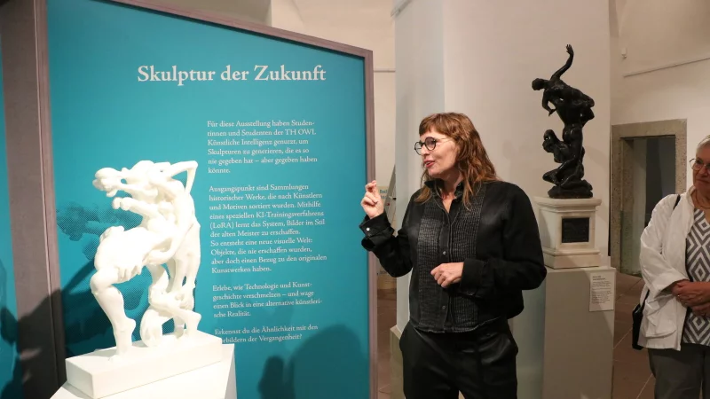 Prof. Anke Stache von der TH OWL erklärt, wie ihre Master-Studenten die dreidimensionalen Kunstwerke nach kulturhistorischen Exponaten mit Hilfe einer eigens entwickelten KI kreiert haben. - © Silke Buhrmester