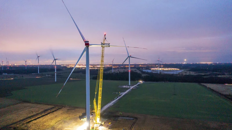 Überall im Land werden ältere Windräder von leistungsstärkeren abgelöst, beispielsweise wie hier in einem Windpark bei Großbeeren von den Berliner Stadtwerken erichtet. Doch in Großenmarpe soll das nicht passieren, wenn es nach dem Willen der Dorfbevölkerung und des Rates geht. - © Silke Reents
