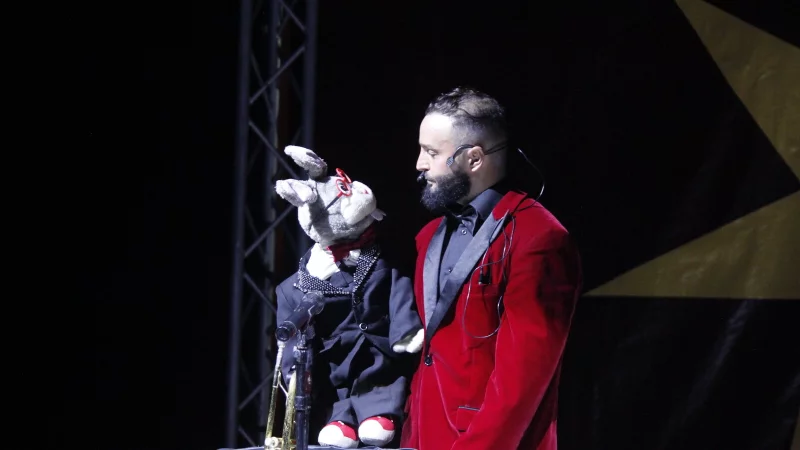 Mit feinsinniger Komik sorgt Zirkusk&uuml;nstler Tyron f&uuml;r reichlich Spa&szlig;. Seinen vorwitzigen Hasen Bunny erweckt der Bauchredner dabei zum Leben. - &copy; Juliana Szabo