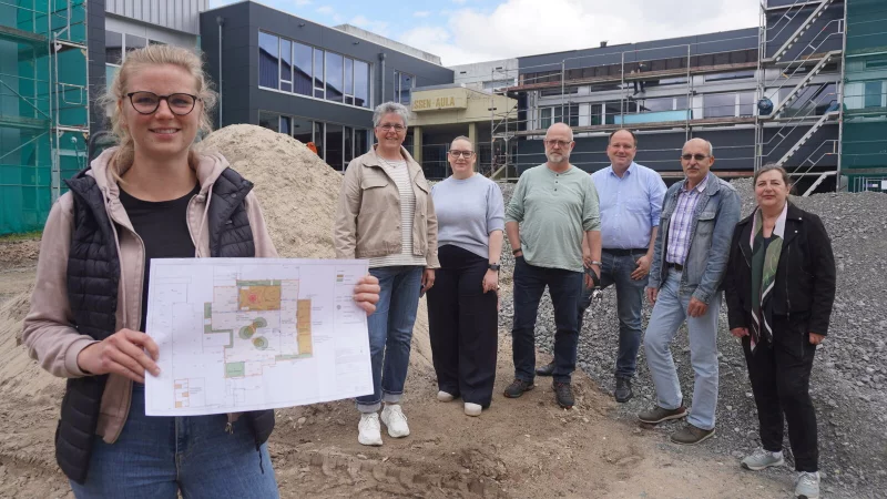 Landschaftsarchitektin Nadine Schilla (von links) besichtigt gemeinsam mit Heike Kronemeyer (Didaktische Leitung), Schulleiterin Monika Precker, André Heinze (stellvertretender Schulleiter), Bürgermeister Christoph Dolle, Kämmerer Winfried Kipke und Juliane Mauermann (BIG) die Baustelle. - © Michaela Weiße