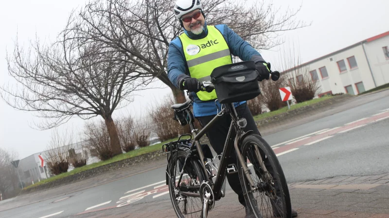 Uwe Diekmann vom ADFC Enger-Spenge gibt Tipps, worauf man bei langen Radtouren achten sollte. - &copy; Jan-Henrik Gerdener