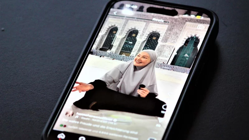 Hanna Hansen ist zum Islam konvertiert und gilt als islamistische Influencerin. In den sozialen Medien hat sie Tausende Follower. - © Lukas Brekenkamp