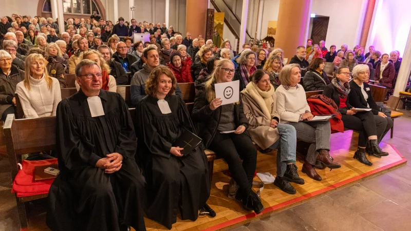Beim feierlichen Einf&uuml;hrungsgottesdienst ist Superintenden Holger Postma an der Seite der frisch gek&uuml;rten Pastorin Lena Skirka. - &copy; Gela Merwitz