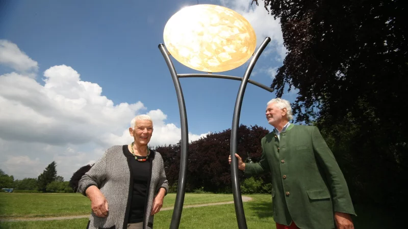 K&uuml;nstlerin Sieglinde Strohmeier und Wolfgang Redeker im Jahr 2015 am "Sommertraum", der den Kunstpfad damals neu bereicherte. - &copy; Archivbild: Wolf Scherzer