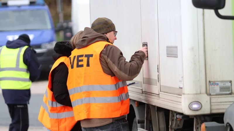 Bei einer Kontrolle der Autobahnpolizei wurden zahlreiche Verstöße festgestellt. - © Alex Lehn