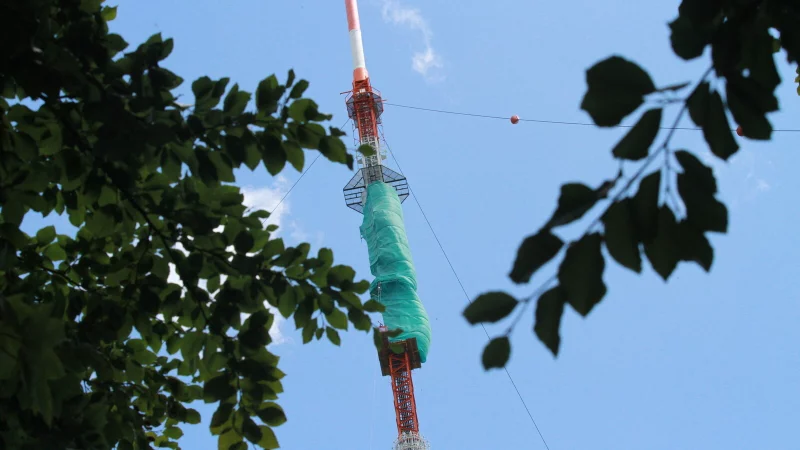 Im ungewohnten Kleid: der Bielstein-Sendemast - &copy; Martin Hostert