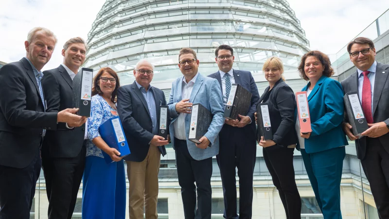 Kurz vor der Übergabe: Hermann Dedert (v.l.), Rocco Wilken, Kirsten Lehbrink, Jens Köster, Stefan Schwartze, Joachim Ebmeyer, Maja Völlers, Kerstin Vieregge, Oliver Vogt. - © Privat