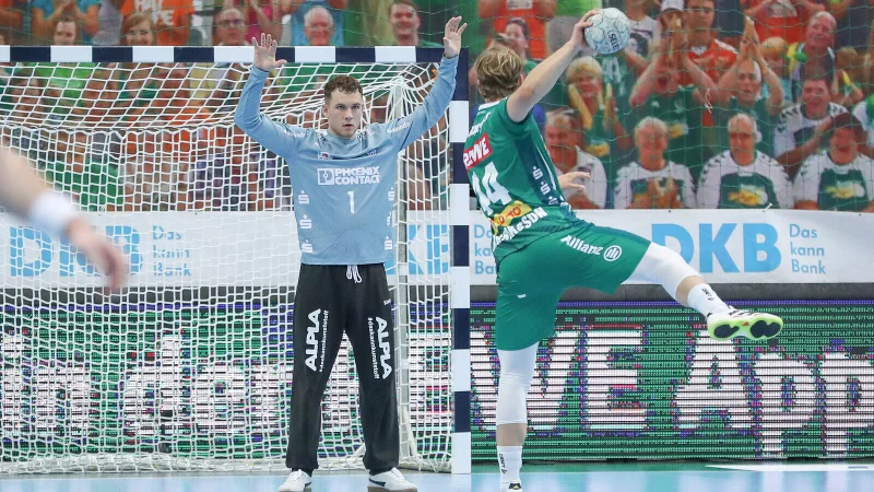 04.09.2025, xgox, Handball - Daikin HBL DHfK Leipzig - TBV Lemgo-Lippe emspor, v.l. Constantin Moestl (Möstl, Lemgo, 1) beim Siebenmeter gegen Blaer Hinriksson (Leipzig, 44) - © Jan Huebner