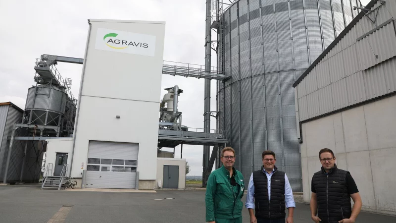 2018 hat die Agravis Westfalen-Hessen den Standort Hohenwepel neu er&ouml;ffnet, berichten Lagermeister Elmar Menne (v. l.), Gesch&auml;ftsf&uuml;hrer Philip R&ouml;delbronn und Pflanzenbauexperte Christian Lattrich. Pr&auml;gnant sind die vier silberfarbenen Lager-Silos.?Fotos: Simone Fl&ouml;rke - &copy; Simone Fl&ouml;rke