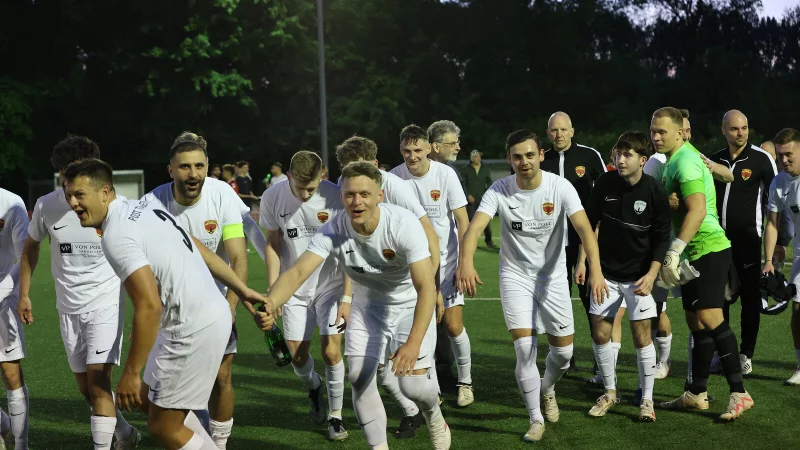 So hat der Post-TSV Detmold vor einem Jahr den Kreispokalsieg gefeiert. - © Paul Cohen