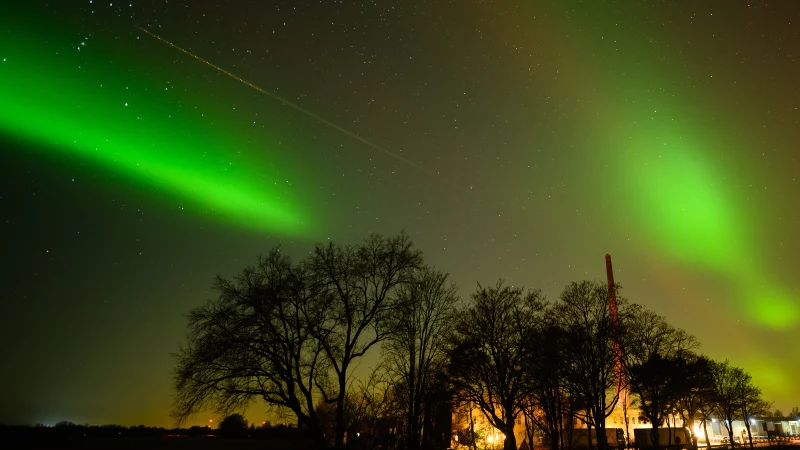 Ulrich B&uuml;ker hat die Polarlichter &uuml;ber dem Steinhorster Becken bei Delbr&uuml;ck im Kreis Paderborn fotografiert. - &copy; Ulrich B&uuml;ker