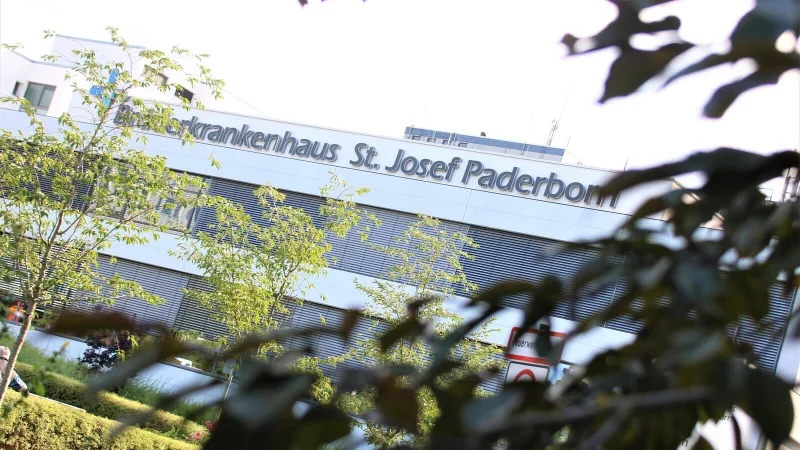 Der Teenager-Sohn eines früheren Oberarztes am Paderborner Brüderkrankenhaus ist schon 2023 als angemeldeter Praktikant bei einer OP dabei gewesen. - © Rajkumar Mukherjee