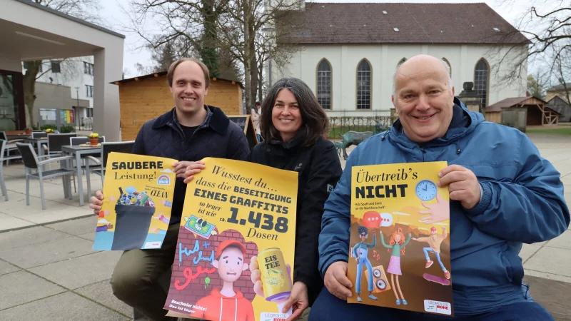 Till Neuhaus (links), Sandra Linnenbecker und Andreas Brinkmann im März vergangenen Jahres bei der Vorstellung der Plakate, die in der Gemeinde aufgehängt worden sind.
Foto: Birgit Guhlke - © Birgit Guhlke