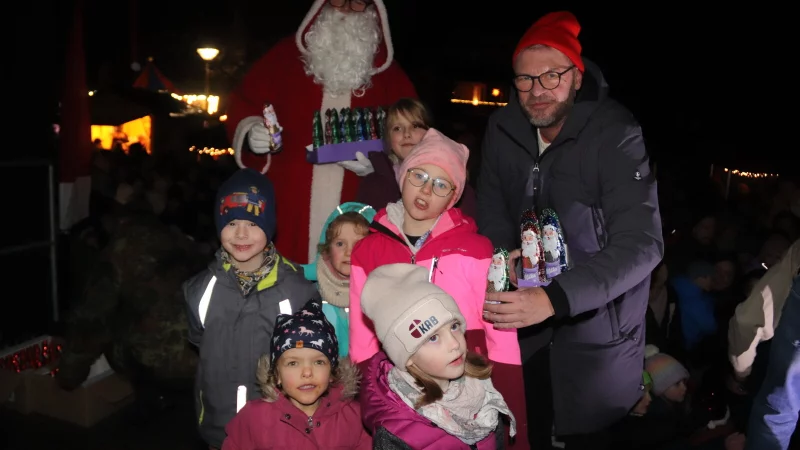 Der leibhaftige Nikolaus (Marco Strunk) und Bürgermeister Peter Heepmann übernahmen die angenehme Aufgabe, die süßen Schokoladenfiguren an die Kinder zu verteilen. - © Knut Dinter