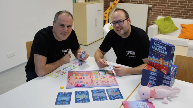 Erik Robert (links) und Daniel Hitzing haben den Brettspielverlag "Didact Games" gegr&uuml;ndet und zeigen ihr erstes Spiel "Mission Membran". - &copy; Lorraine Brinkmann
