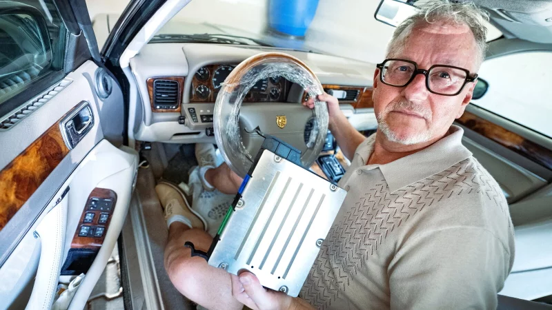 Oliver Franke hat lange auf die Reparatur seines 29 Jahre alten Jaguars gewartet. Dann hat er sein Fahrzeug, das nicht mehr fahrbereit ist, abschleppen lassen. - &copy; Barbara Franke