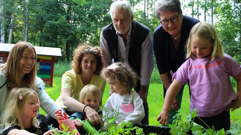 Gartenarbeit macht Spaß: Emma (vorne, von links, 5 Jahre), Enno (4), Tilly (3) und Martha (5), Projektleiterin Judith Affeldt (Wilde Wiese), Nicole Siefert, Jürgen Georgi und Dr. A. Heinrike Heil (beide Umweltstiftung, von links). - © Christina-Carolin Rempe/Umweltstiftung Lippe
