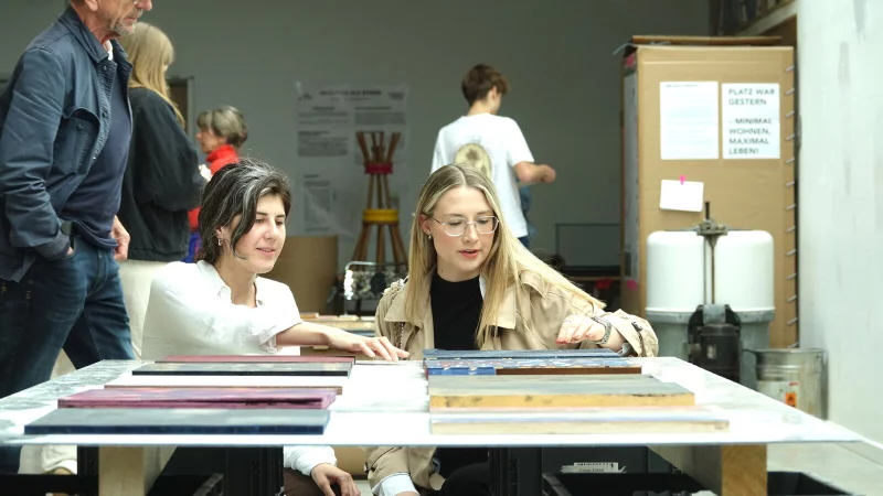 Ehemalige Studentinnen bei der "Materialschau" der Innenarchitekten: Sophie (rechts) und Marilena haben in Detmold studiert und arbeiten heute in D&uuml;sseldorf und Lage. - &copy; Axel B&uuml;rger