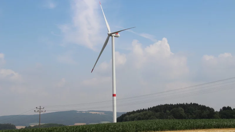 Dieses Windrad dreht sich seit einigen Jahren bei Kalletal-Brosen. - © Jens Rademacher/Archivfoto