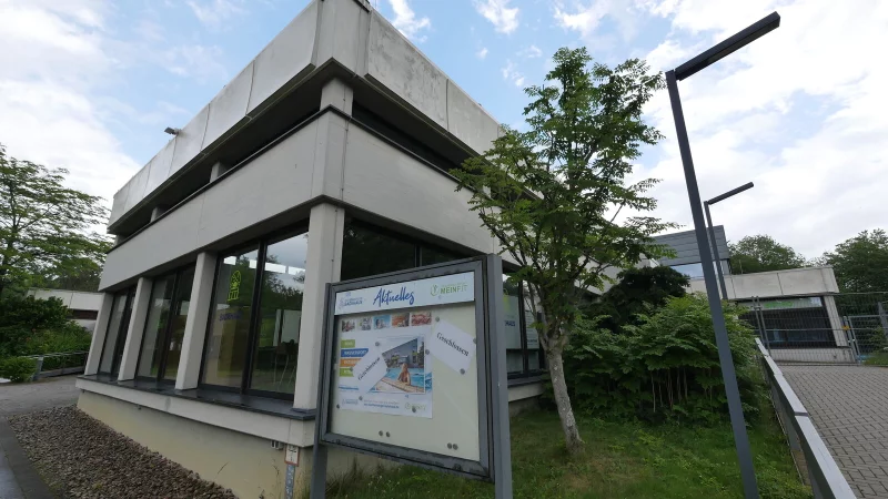 Die Politik will jetzt Dampf machen, um bei der Sanierung des Badeshauses in Bad Meinberg voranzukommen. - © Jost Wolf