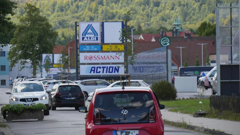 In der Horner Kampstra&szlig;e komme es st&auml;ndig zu gef&auml;hrlichen Verkehrssituationen vor allem durch den Anliefer- und Kundenverkehr, klagen Anwohner. - &copy; Jost Wolf