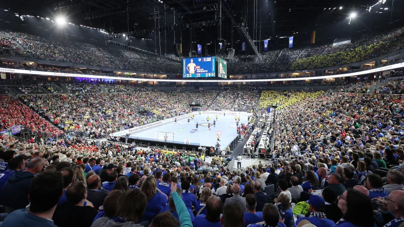 Ein Blick in die volle Lanxess-Arena in K&ouml;ln. - &copy; Paul Cohen