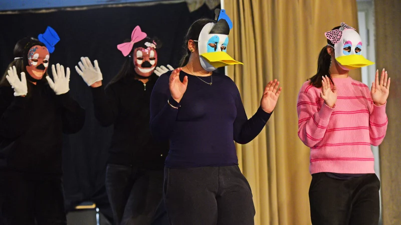 "Filmhelden schreiben Geschichte(ne)" vom Darstellen- und Gestalten-Kurs des 9. Jahrgangs. - &copy; Nicole Ellerbrake