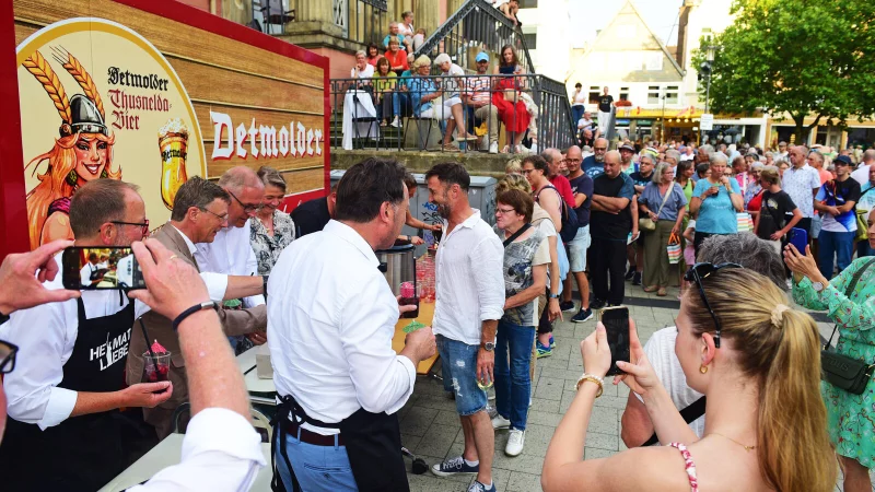 Die Stadtwette ist f&uuml;r den B&uuml;rgermeister und Landesverband verloren: Mehr als 150 Herm&auml;nner kamen zum Denkmal und eine Thusnelda zum Marktplatz. Also gibt es Cocktails f&uuml;r alle. - &copy; Nicole Ellerbrake