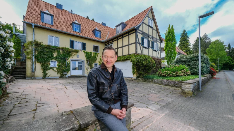 Remco Schaumann vor seinem Haus in Bielefeld, das er vor zehn Jahren gekauft hat. - &copy; Andreas Zobe