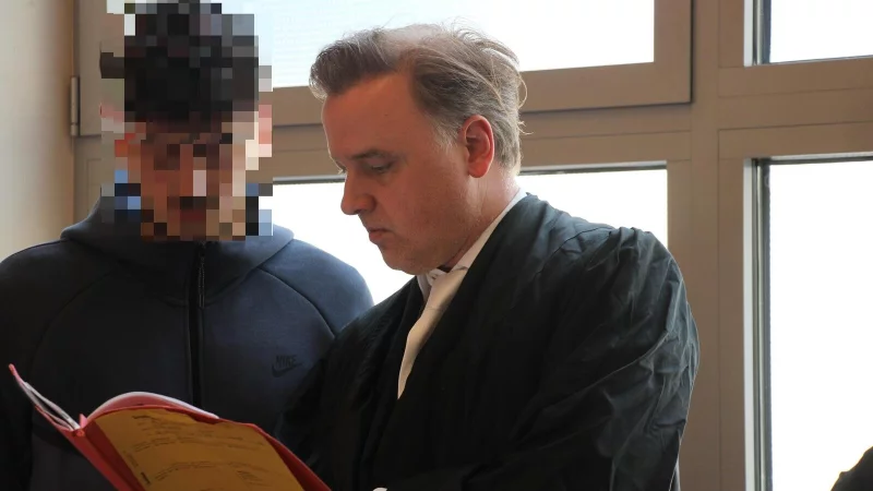 Rechtsanwalt Burkhard Benecken aus Marl vertritt den 20-jährigen Sohn des Getöteten auch beim parallel vor dem Landgericht laufenden Mordprozess gegen zwei junge Detmolder. Das Foto ist beim Prozessauftakt entstanden. Vor dem Jugendschöffengericht saß sein Mandant jetzt selbst auf der Anklagebank. Er hatte hier auch Vertediger Murat Baspinar an seiner Seite. - © Janet König