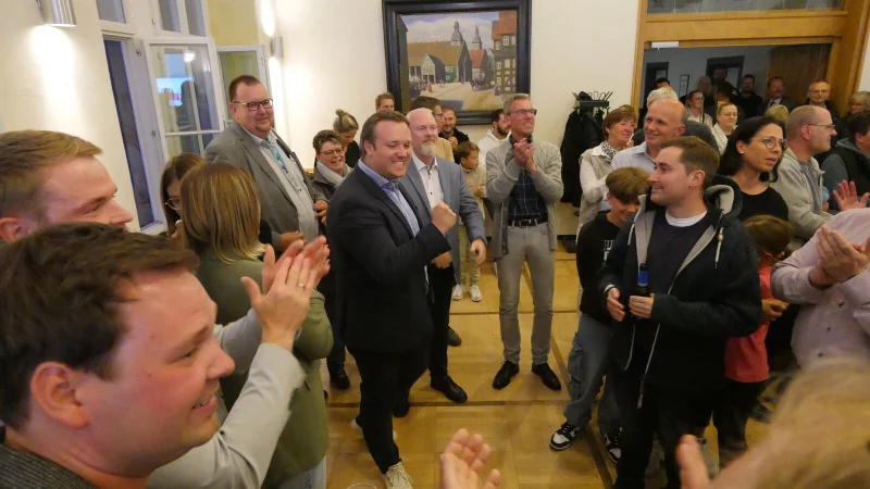 Mit Michael! Michael! Michael!-Rufen feiert die CDU im Horner Ratssaal Michael Ruttner (Mitte) als neuen B&uuml;rgermeister. - &copy; Jost Wolf