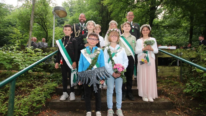 Das Kinderkönigspaar (vorne) Nico Schmidt und Mia Michael mit (von links) dem Apfelprinzenpaar Timo Schmidt und Merve Topselvi, dem Zepterprinzenpaar Ferdinand Stumpf und Luna Hoffmann sowie dem Kronprinzenpaar Finn Moshage und Lusia Selke. Foto: OSG - © OSG