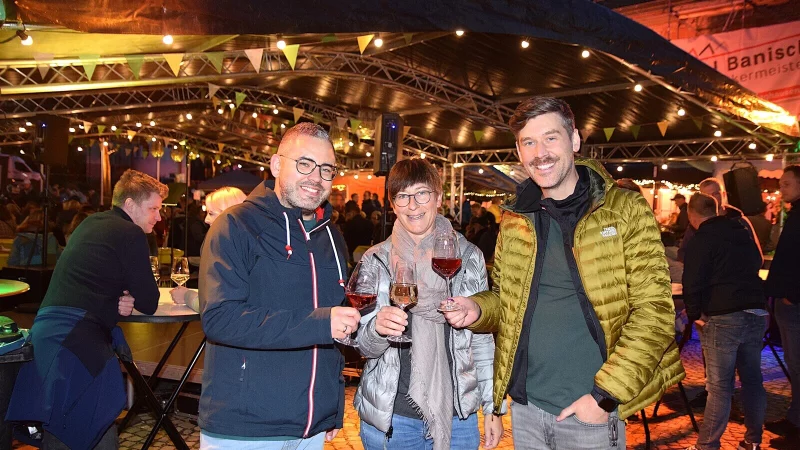 Patrick Piecha und Tanja Feg vom Marketingverein Oerlinghausen haben Sebastian Wappelhorst (von links) und sein Team der Agentur vonHorst aus Bielefeld tatkr&auml;ftig unterst&uuml;tzt.
Fotos: Karin Prignitz - &copy; Karin Prignitz