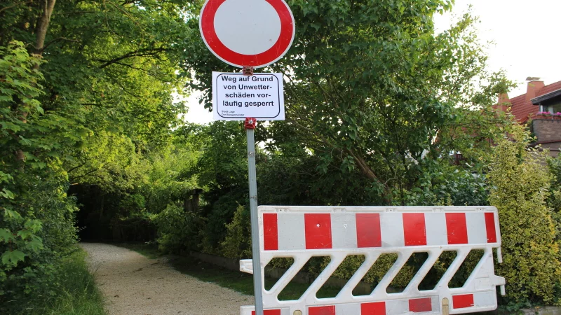Ein Hinweisschild macht deutlich, dass das Passieren des Weges derzeit nicht erlaubt ist. - &copy; Lorraine Brinkmann