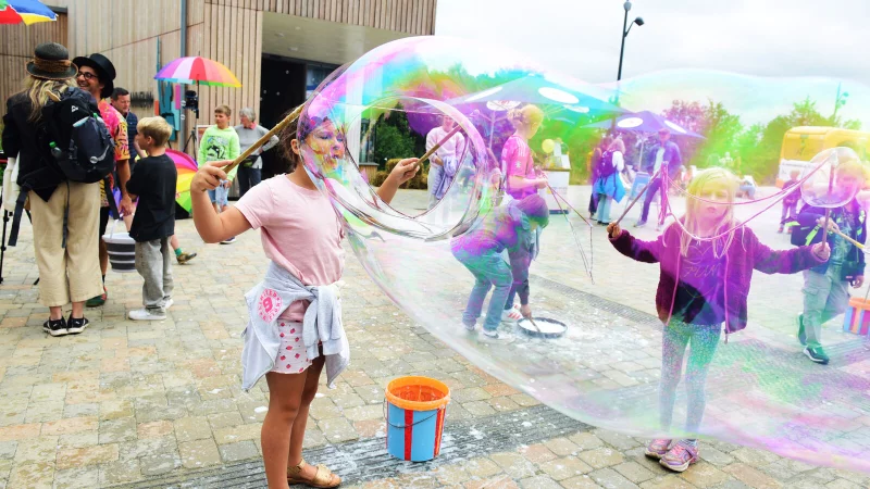 Beim Familienfest am Hermannsdenkmal k&ouml;nnen Kinder schillernde Seifenblasenfiguren gestalten. - &copy; Nicole Ellerbrake