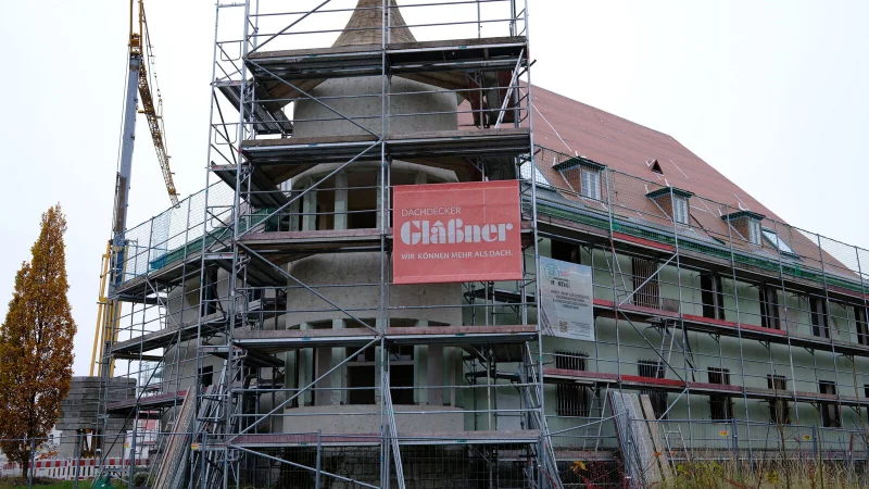 Eines der beiden Torgebäude mit den markanten Türmchen wird umgebaut - ein aufwendiges Projekt. - © Sven Koch