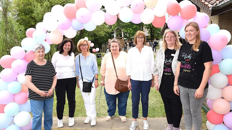 Mit Regina Schwentker, Angelika Te&szlig;now, Ilona J&uuml;lich, Susanne Babe und Heidrun Wemh&ouml;ner kann das aktuelle Leitungsteam mit Anika Kerker und Jessica Frormann fr&uuml;here Erzieherinnen und Leiterinnen begr&uuml;&szlig;en. - &copy; Karin Prignitz