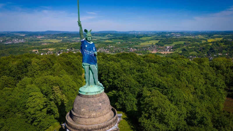 Hermannsdenkmal im Arminia-Trikot - © Mike-Dennis Müller