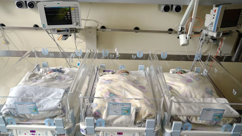 Die Betten der Drillinge Noah, Oskar und Joris stehen nah beieinander. Mit um die 2.000 Gramm sind die Drillinge gut und weit entwickelt. Doch sie müssen noch einige Zeit zur Überwachung im Klinikum verbringen. - © MKK