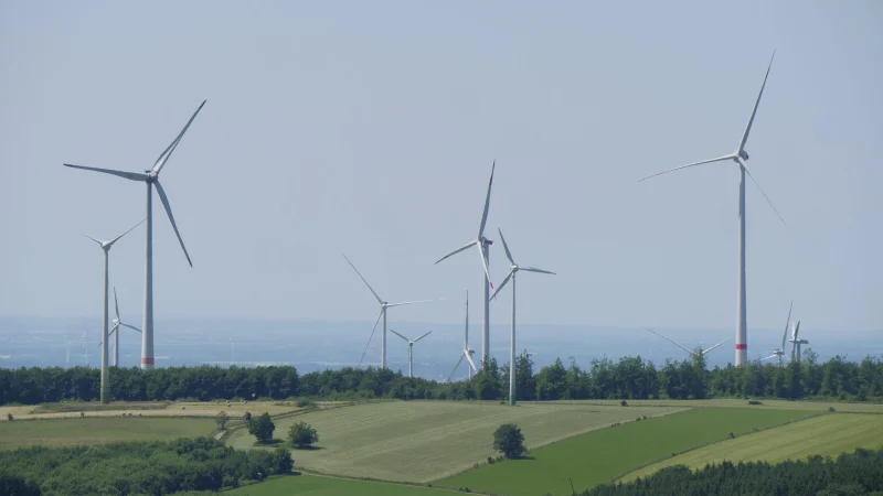 Zwei geplanten Windenergieanlagen in Heesten, hier Windräder in Feldrom, hat die Stadt das gemeindliche Einvernehmen nicht erteilt. - © Jost Wolf