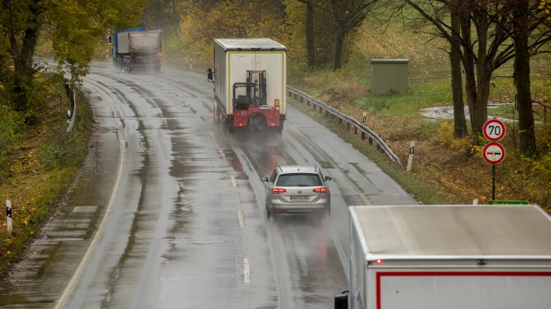 Das Befahren der Extertalstra&szlig;e, hier zwischen Almena und Bremke, ist f&uuml;r Fahrradfahrer ein gef&auml;hrliches Unterfangen. - &copy; Torben Gocke