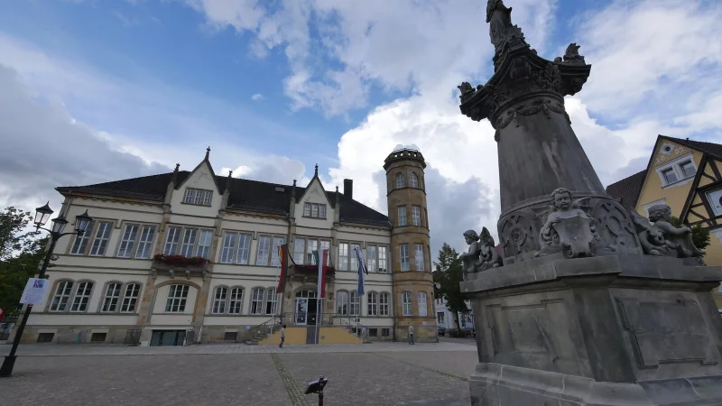 Das Betreten der Stufen des Franz-Hausmann-Denkmals (rechts) in Horn ist verboten. Daran hält sich kaum jemand. Die CDU überlegt, das Denkmal einzuzäunen. Die Stadt schlägt vor, die Stufen abzuschrägen. - © Archivfoto: Jost Wolf