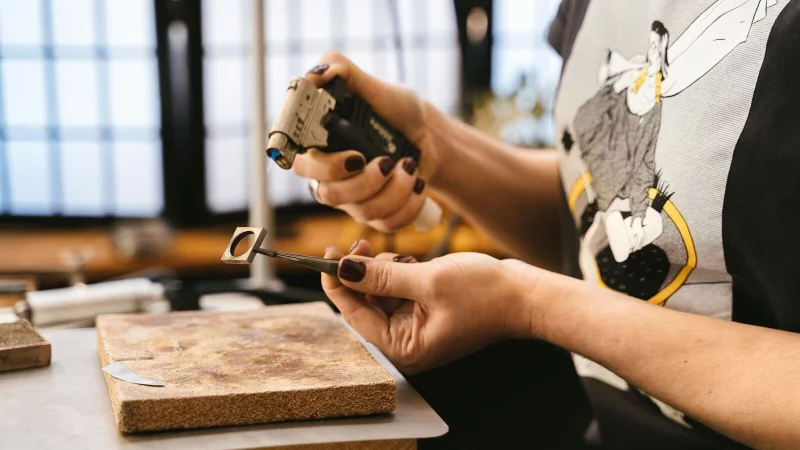 Kreativit&auml;t trifft Handwerk: Beim Goldschmiede-Workshop im Rahmen des Kulturrucksacks NRW gestalten Jugendliche ihr eigenes Schmuckst&uuml;ck. - &copy; Artist Archive