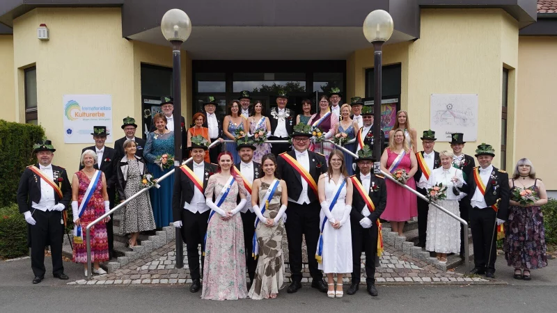 Der aktuelle Thron und die ehemaligen Königinnen und Könige trafen sich zum Erinnerungsfoto vor dem Schützenhaus. - © Schützengesellschaft Lemgo