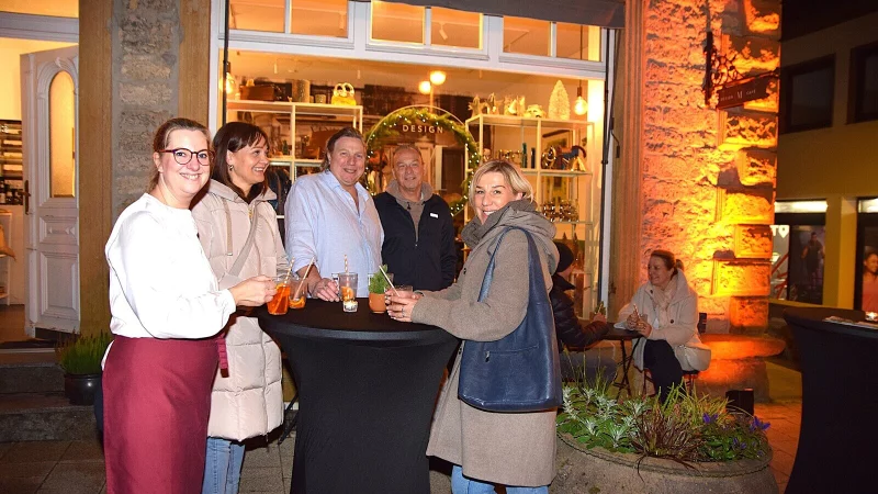 Natalia und Peer Achilles bieten am einzigen Essensstand beim Bummelabend Brat- und Currywurst mit selbst gemachter So&szlig;e und Pommes an. - &copy; Karin Prignitz