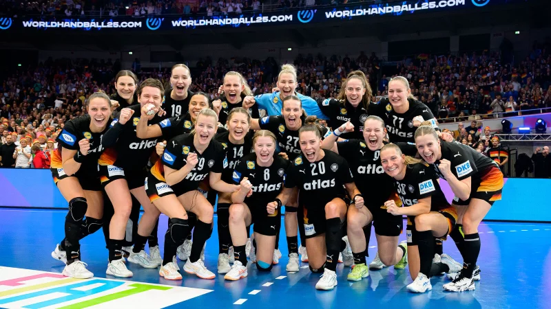 Freude pur beim deutschen Team. Im Kader des WM-Halbfinalisten stehen mit Nieke Kühne (hinten, Zweite von links) und Alexia Hauf (rechts) auch zwei Spielerinnen der HSG Blomberg-Lippe. - © Marco Wolf