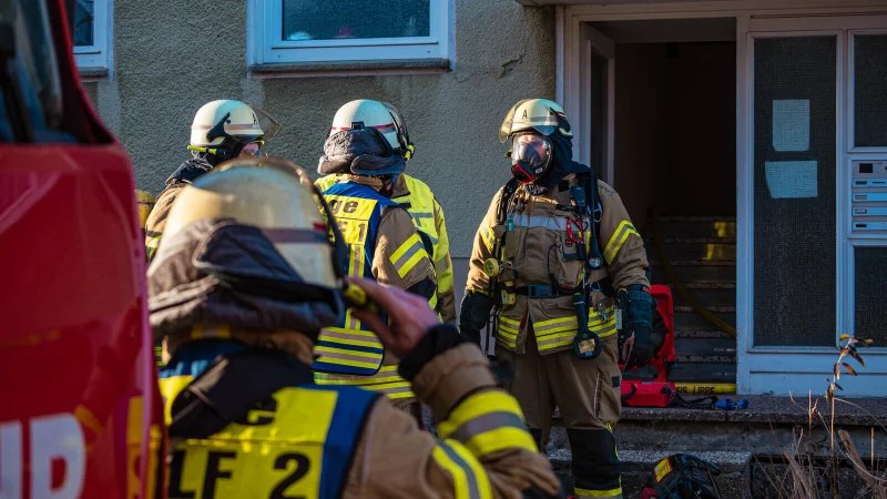 Die Feuerwehr konnte den Brand schnell l&ouml;schen, doch durch das Rauchgas ist das Haus teilweise nicht mehr bewohnbar. - &copy; Die Blaulichtfotografen