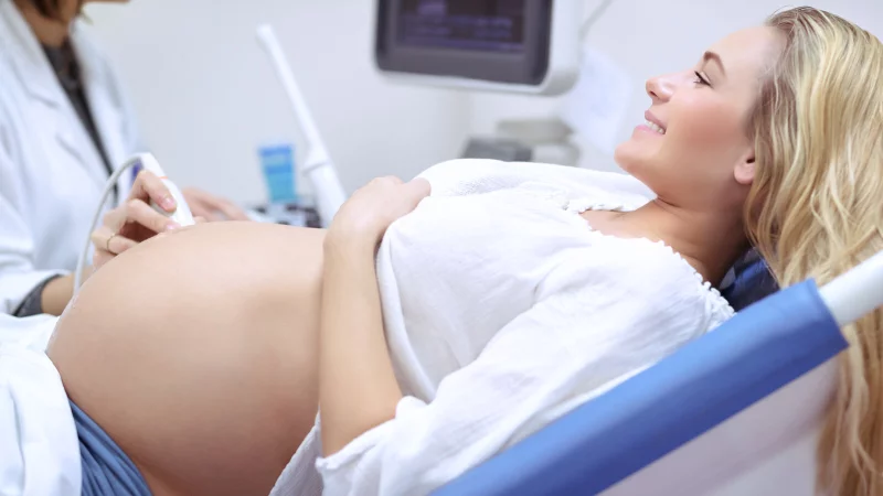 Der Chef des Medizinischen Dienstes der Krankenkassen hat Gyn&auml;kologen beschuldigt, mit verbotenen Ultraschall-Angeboten Kasse zu machen. - &copy; IMAGO/ingimage