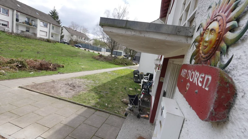 In der Augustdorfer Siedlung "Am Dören" gibt es immer wieder mal Probleme mit Unrat. Einige wenige Mieter halten sich ungern an Regeln. Zusätzlich sind die Häuser baulich in einem sehr schlechten Zustand. - © Archivfoto: Jost Wolf