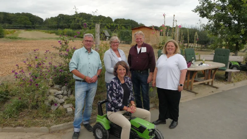 Die Landratskandidaten Meinolf Haase (von links), Heike Görder (hinten), Dr. Inga Loke sowie Dieter Hagedorn vom Landwirtschaftlichen Kreisverband und Ilka Kottmann in Hörste. - © Tim Goersmeier/WLV